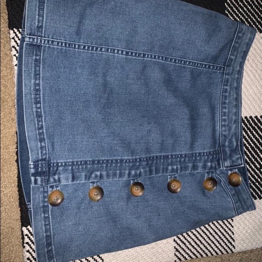 Skirt with buttons